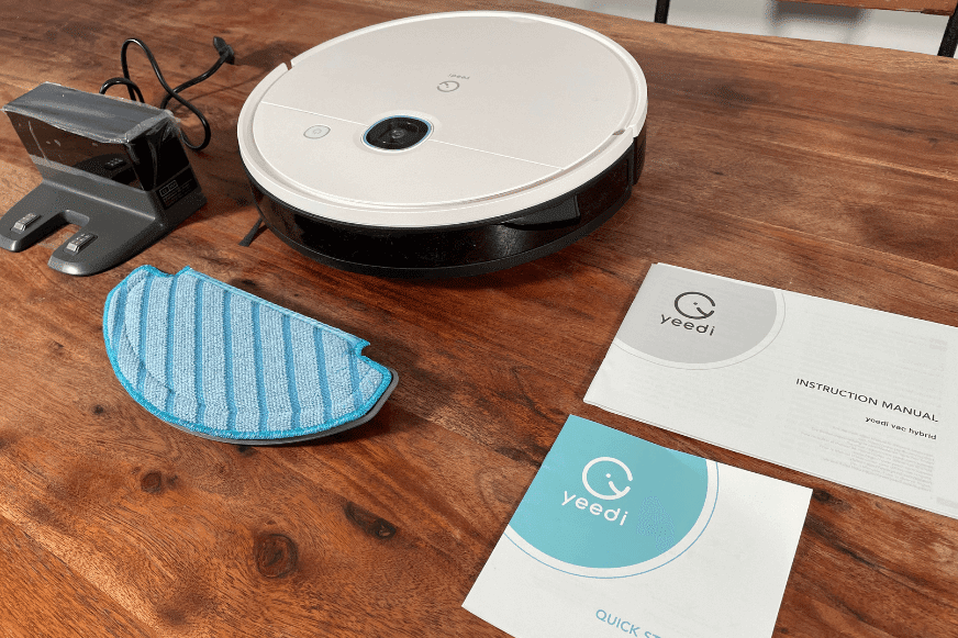 Der gesamte Lieferumfang des Yeedi Vac Hybrid steht auf dem Boden